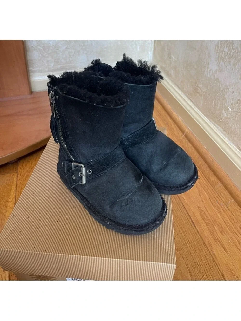 UGG Blaise boys kids black short fur shearling boots zipper & buckle 10 US 27 EU
